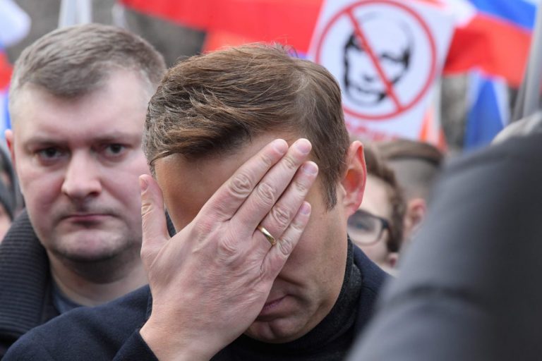 Детям, жене и родителям Алексея Навального заблокировали банковские счета из-за долга в 1 млн евро