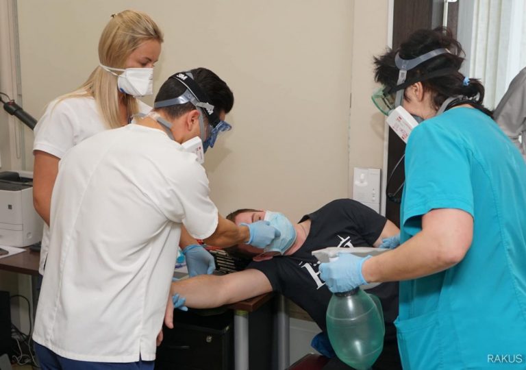 Борьба с коронавирусом в Латвии: растет число заболевших медработников