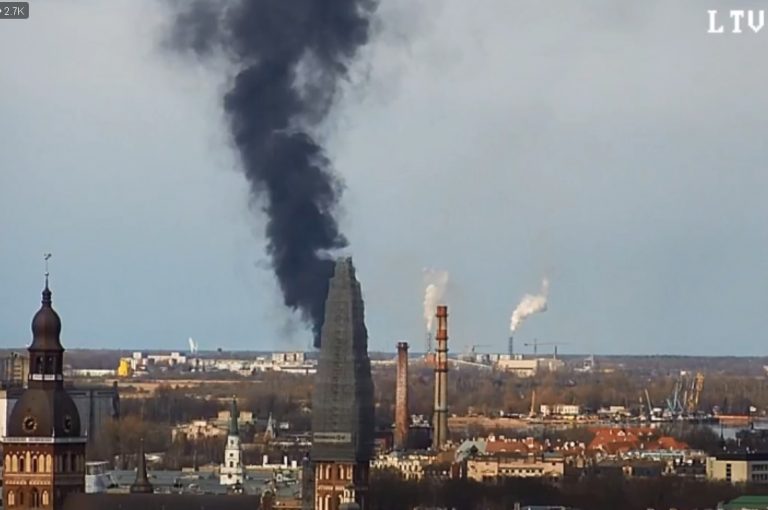 ВИДЕО: в районе Даугавгривы возник пожар