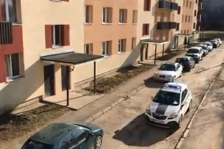 ХРОНИКИ COVID-19: полиция с громкоговорителями, еще три месяца режима ЧС, штраф 5000 евро за безответственность