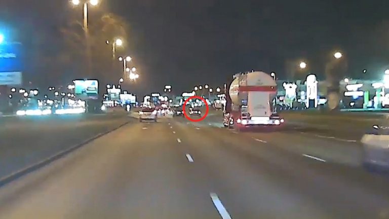 ВИДЕО (18+): за наркоманом на BMW устроили погоню в Риге. Пешеходу удалось увернуться