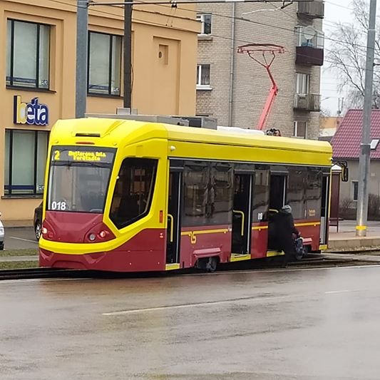 ФОТО: новый трамвай в Даугавпилсе сошел с рельс