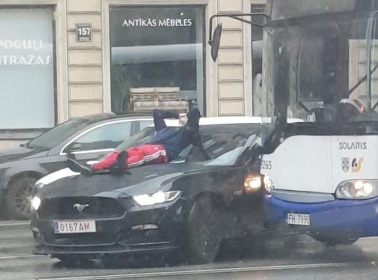 «Это отчаяние или селфи?»: мужчина в Риге попал в аварию и прилег на капот