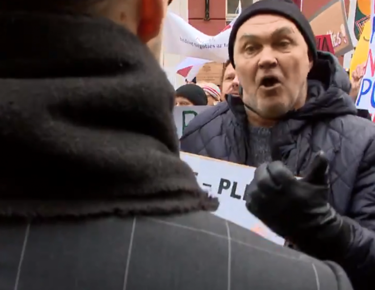 «Ты у меня могилу отнял!»: пикетчики на повышенных тонах пообщались с депутатами (ВИДЕО)