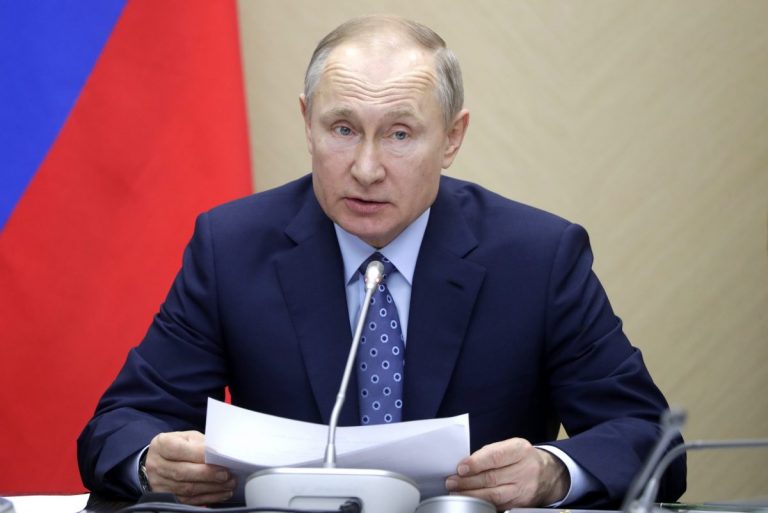 Журналист: Путин не хотел упоминать Бога в Конституции, но ему нашептали духовные отцы