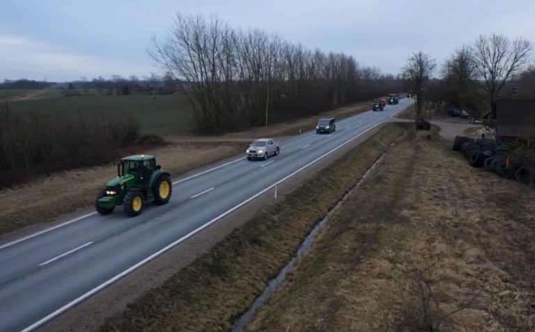ВИДЕО: на дороги Латвии выехала тяжелая техника