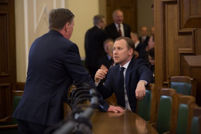 Махал руками, назвал орангутангом: два депутата чуть не подрались в Сейме