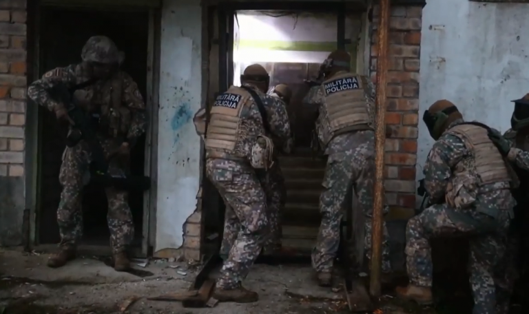 ВИДЕО: бойцы Военной полиции оттачивают мастерство в Скрунде и призывают вступать в свои ряды