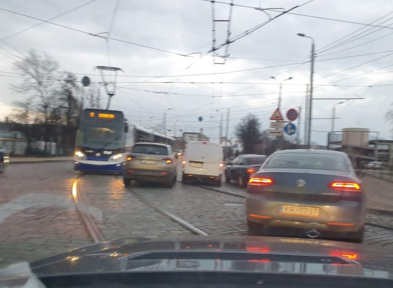 ФОТО: авария на ВЭФовском мосту, возможна пробка