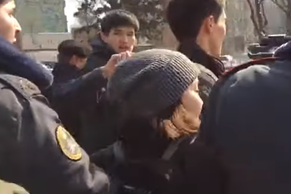 В Бишкеке милиционеры задержали активисток на женском марше против насилия