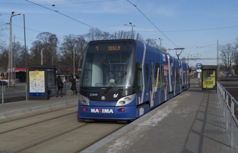 В Риге 10 лет нет правил по выдаче водительских прав на трамваи и троллейбусы