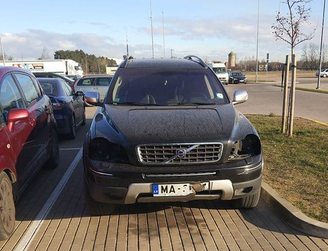 Коронавирус — не помеха: автоворы в Риге сняли фары с Volvo
