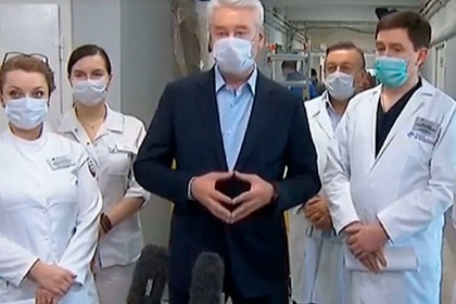 Собянин первым из российских политиков появился на публике в медицинской маске