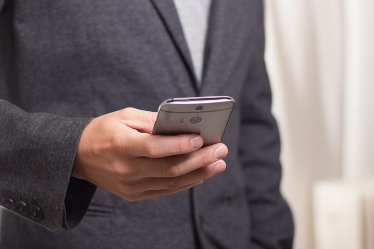 Россиянам с апреля для выхода на улицу будет нужен QR-код, нарушителей предупредят SMS