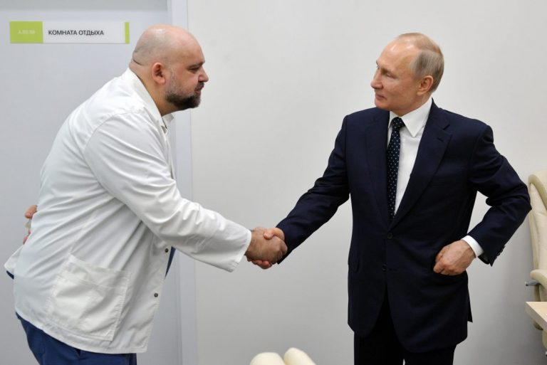 Путин перестал здороваться за руку и перешел на «удаленку»