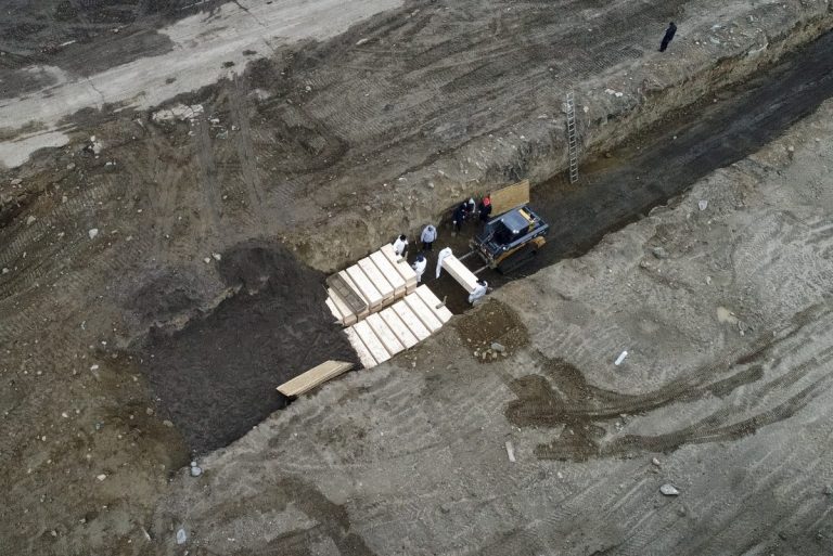В штате Нью-Йорк роют братские могилы, там больше случаев COVID-19, чем в любой стране