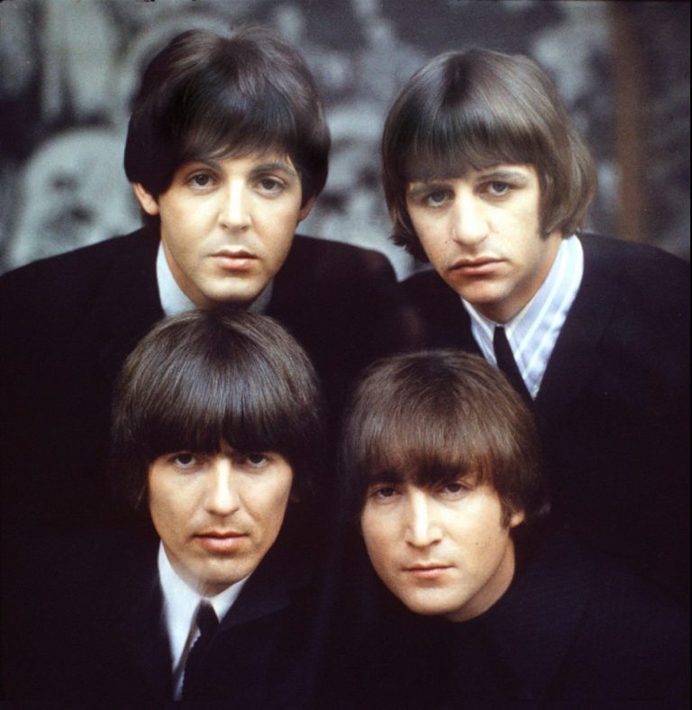 Рукописный текст песни The Beatles продали на аукционе почти за миллион долларов