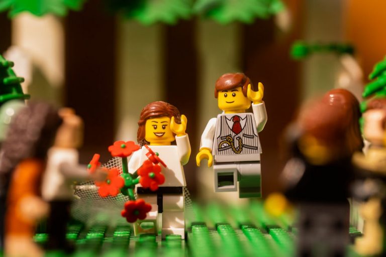 Фотограф на самоизоляции снял свадьбу фигурок из LEGO и мы уже хотим быть свидетелями