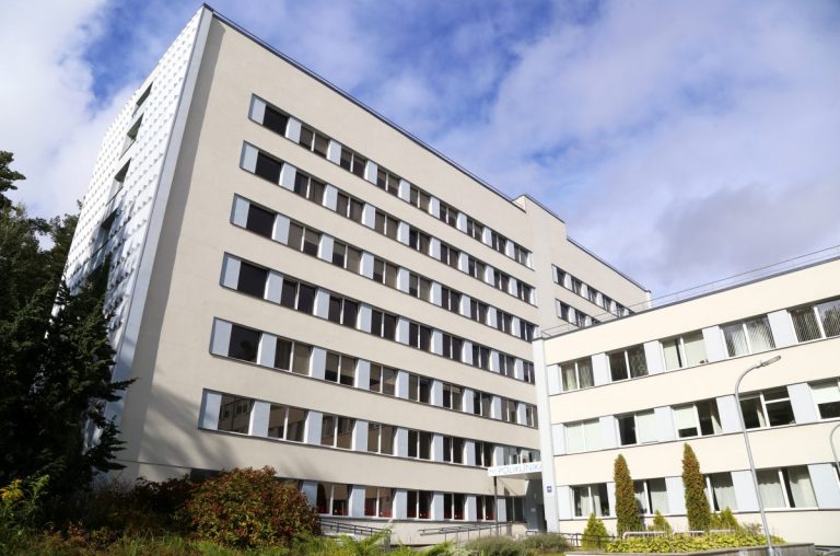 В Валмиерской больнице обнаружен COVID-19: врачи и пациенты на самоизоляции