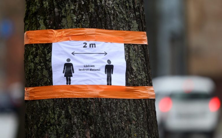 ХРОНИКИ COVID-19: еще месяц режима ЧС, новое пособие для безработных, Латвия в топе безопасности