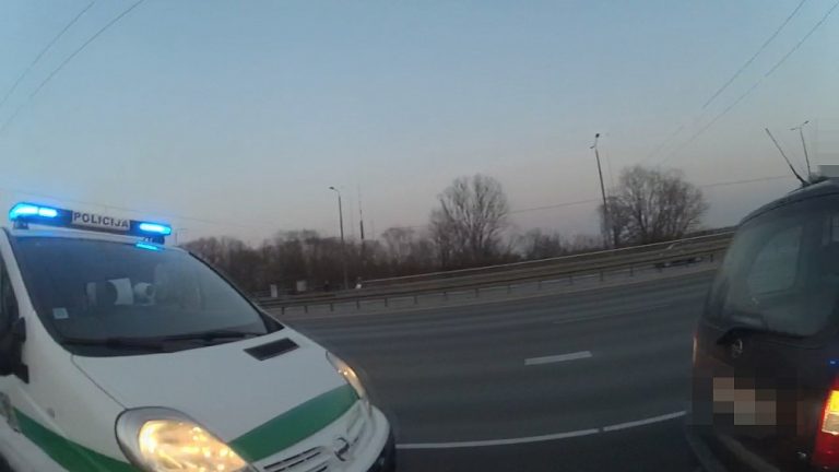 «Слишком напуган, чтобы говорить»: полицейские вернули семилетнего мальчика матери (ВИДЕО)