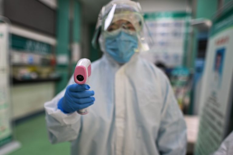Экс-министр: никто не будет оплачивать счета за коронавирус. Особенно, если его выпишет Латвия