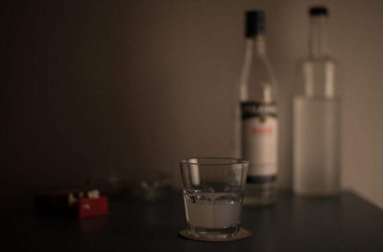 Жители Латвии стали больше выпивать и курить
