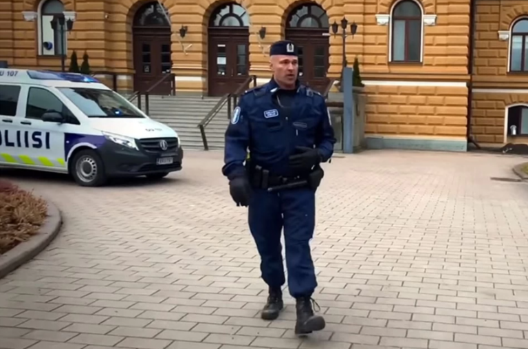 «Я люблю тебя жизнь!»: финский полицейский спел советскую песню, призывая к изоляции (ВИДЕО)
