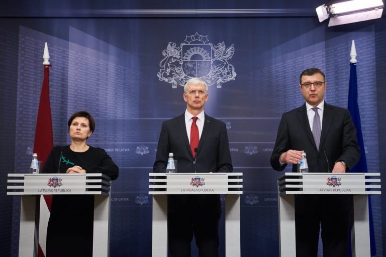 Экс-премьер: месяц назад я удивлялся решением правительства, но теперь оцениваю их положительно