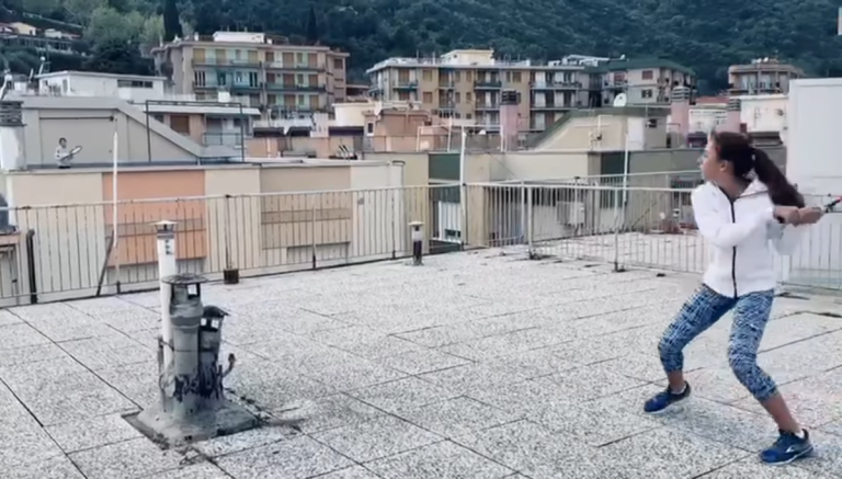 Итальянские теннисистки сыграли на крышах соседних домов