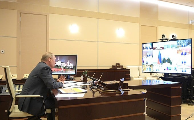 «Где-то в бункере»: политолог рассказал, как Путин спасается от коронавируса