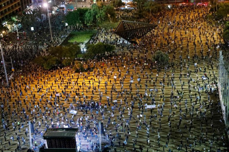 В Израиле 2000 человек вышли на протест, соблюдая все меры предосторожности