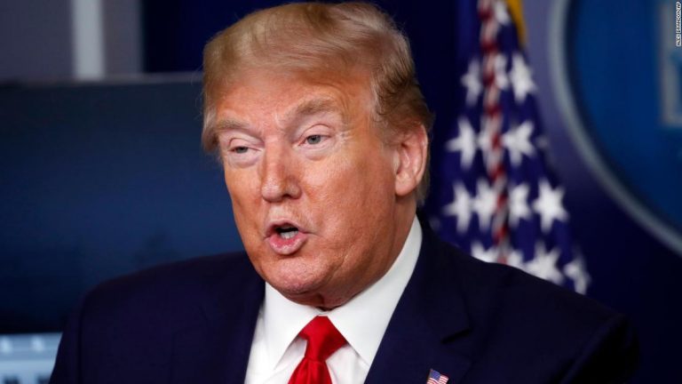 «Борясь с невидимым врагом»: Трамп хочет запретить иммиграцию на время коронавируса