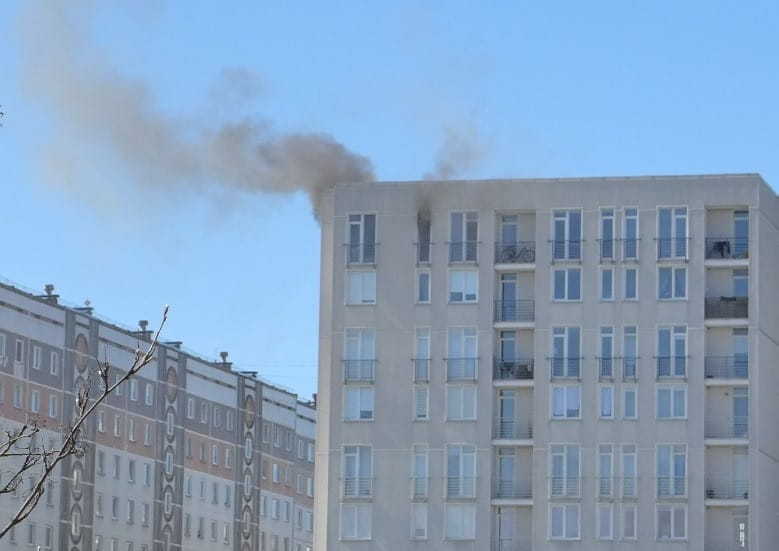 ВИДЕО: в Плявниеки горела квартира в жилом доме