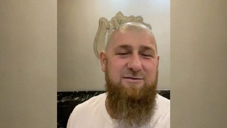 Кадыров призвал жителей Чечни побриться налысо и показал пример (ВИДЕО)