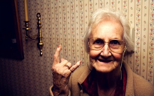 Больная коронавирусом 91-летняя женщина сбежала, пряталась по кустам, а потом умерла