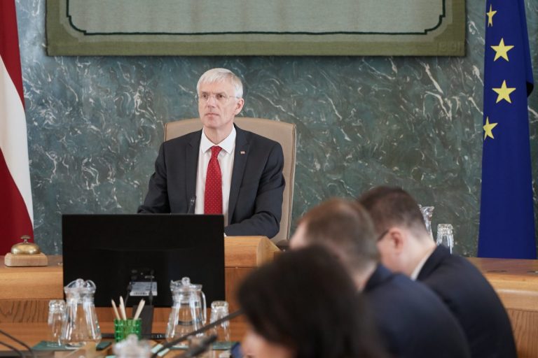 Кариньш призвал артистов «быть творческими», но пообещал улучшить систему пособий