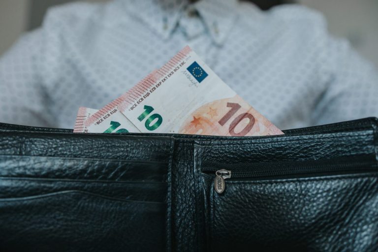 Установлен минимум пособия, которое смогут получить предприятия Латвии — даже те, кому ранее отказали