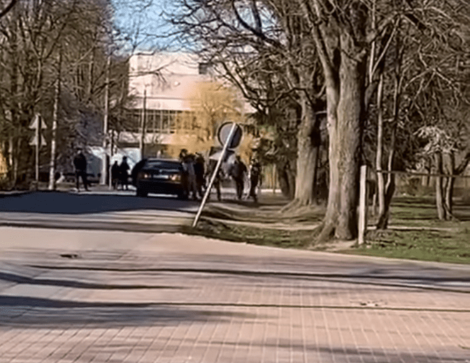 Полиция завела дело о драке подростков под Тукумсом. За несоблюдение дистанции