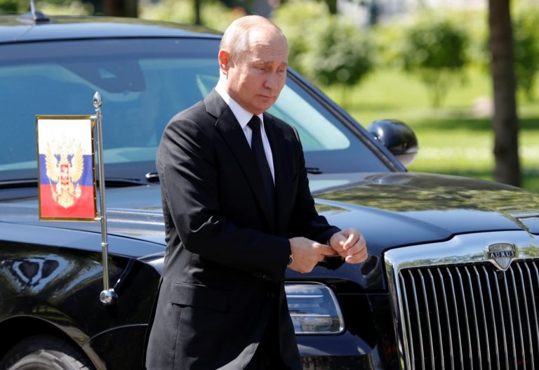 Поддержи местного: Путин запретил властям и госкомпаниям покупку иностранных лимузинов