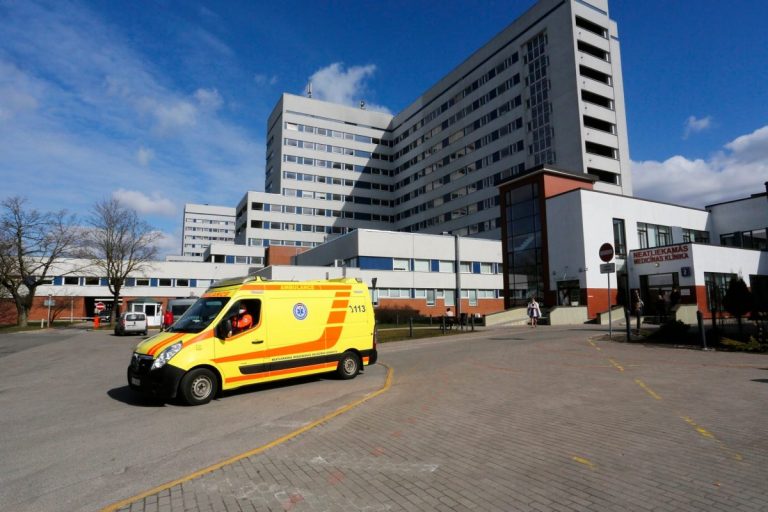 Назван возраст умерших пациентов с коронавирусом в Латвии