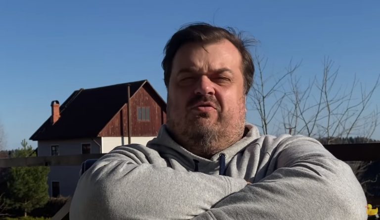 Соловьев пригрозил Уткину физической расправой: «Просто сверху по куполу врежу»