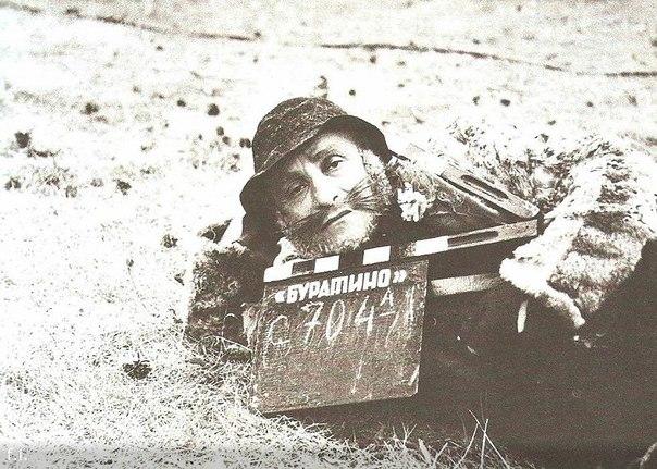 Королева Елизавета II с сыном, Фрида Кало с ястребом и Кот- Базилио в подборке исторических фотографий