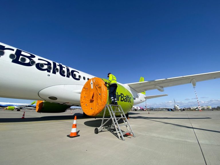 Пассажиры в масках и пустые кресла: первые рейсы airBaltic запланированы на 13 мая