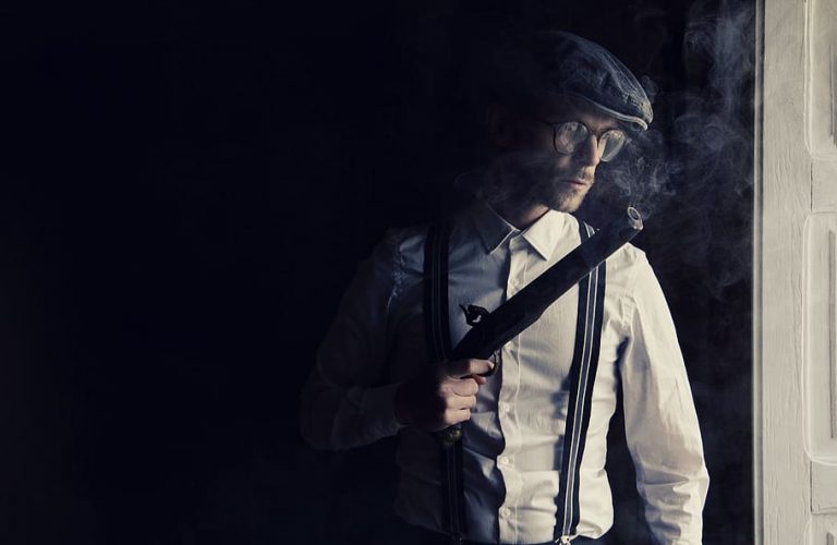 Влюбленные наняли киллера, разозлившись на отчима - киллер сдал их полиции