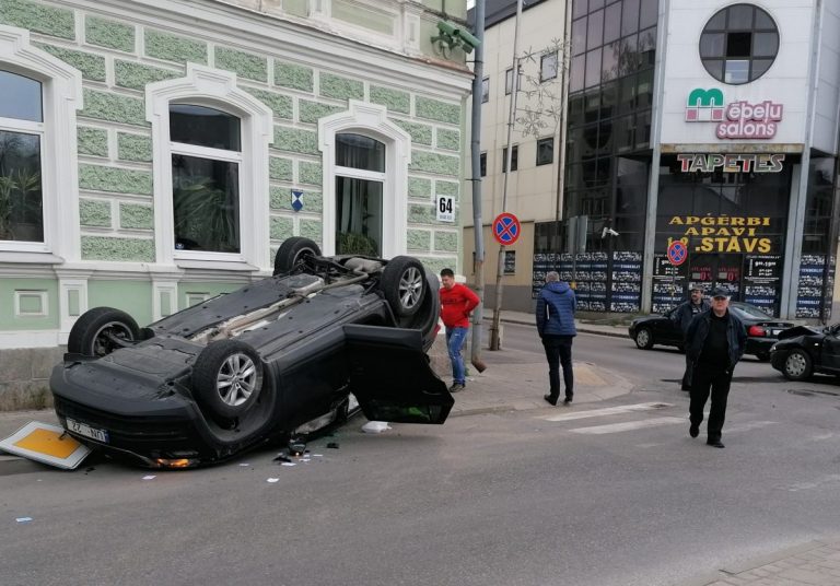 ДТП в Даугавпилсе: «легковушка» сбила знак и перевернулась