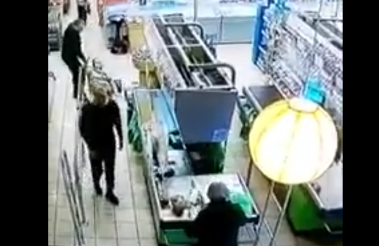 ВИДЕО: в Озолниеки мужчина сбил с ног пожилую женщину в магазине
