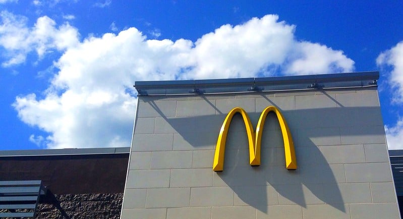 Burger King и McDonald’s объявили о бесплатных обедах для медиков