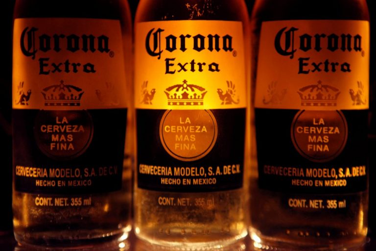 В Мексике из-за коронавируса остановили выпуск пива Corona