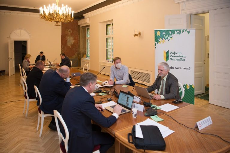 ФОТО: депутаты провели заседание «на расстоянии». Гобземс устроил мини-демарш
